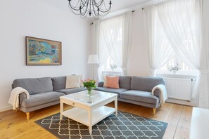 Family Apartment, 2 Bedrooms, Kitchen | Living room | 55-inch Smart TV with cable channels, TV, Netflix - Apartament Nowe Miasto - Park Róż (Gorzow Wielkopolski)