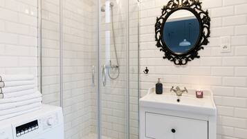 Family Apartment, 2 Bedrooms, Kitchen | Bathroom | Shower, free toiletries, hair dryer, towels