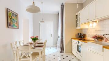 Family Apartment, 2 Bedrooms, Kitchen | Private kitchen | Full-size fridge, oven, stovetop