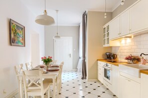 Apartamento família, 2 quartos, cozinha | Cozinha privada | Geladeira grande, fogão, cooktop