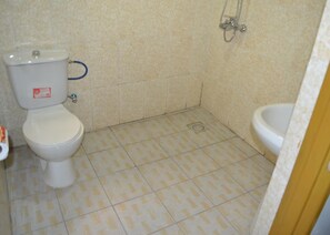 Shower, rainfall showerhead, free toiletries, slippers - Wailers Lodge (Kigali)