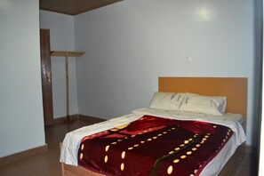 書桌、免費無線上網、床單