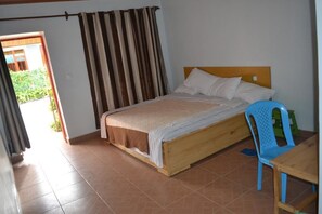 Desk, free WiFi, bed sheets - Wailers Lodge (Kigali)