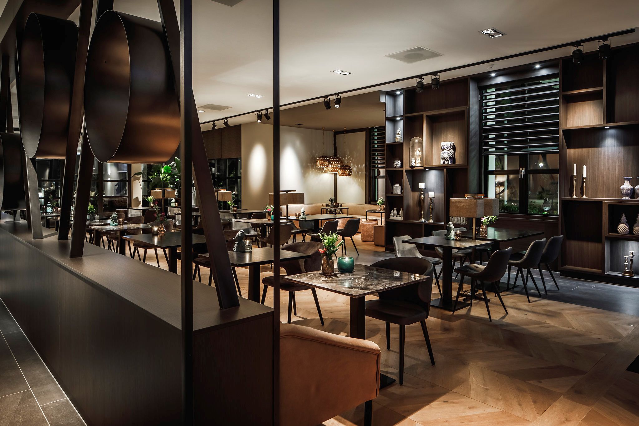 lunch and dinner served, international cuisine