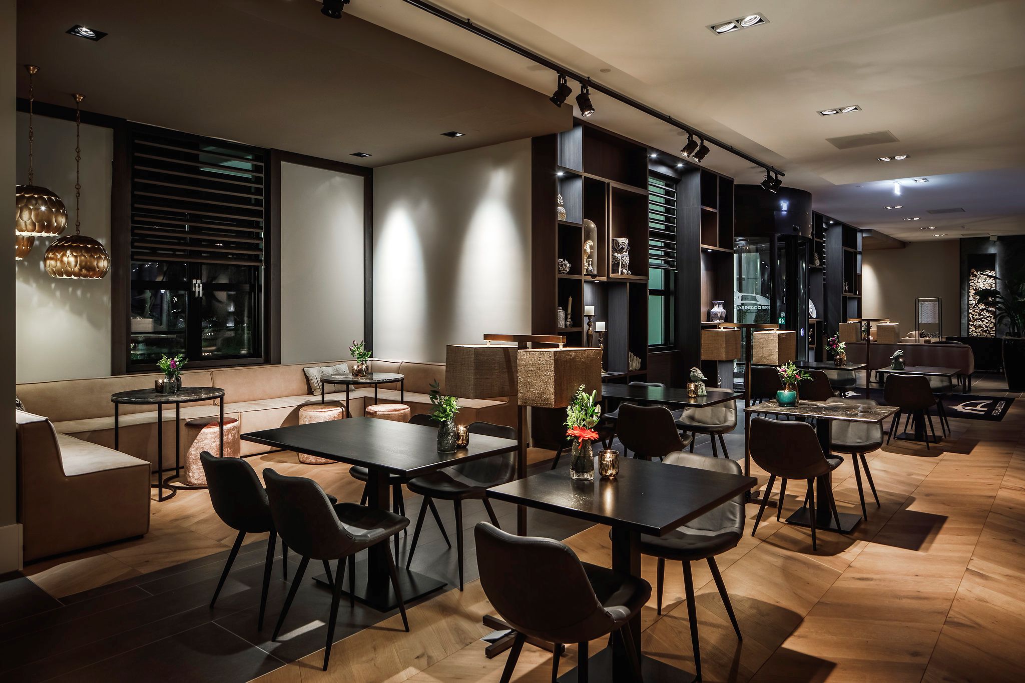 lunch and dinner served, international cuisine