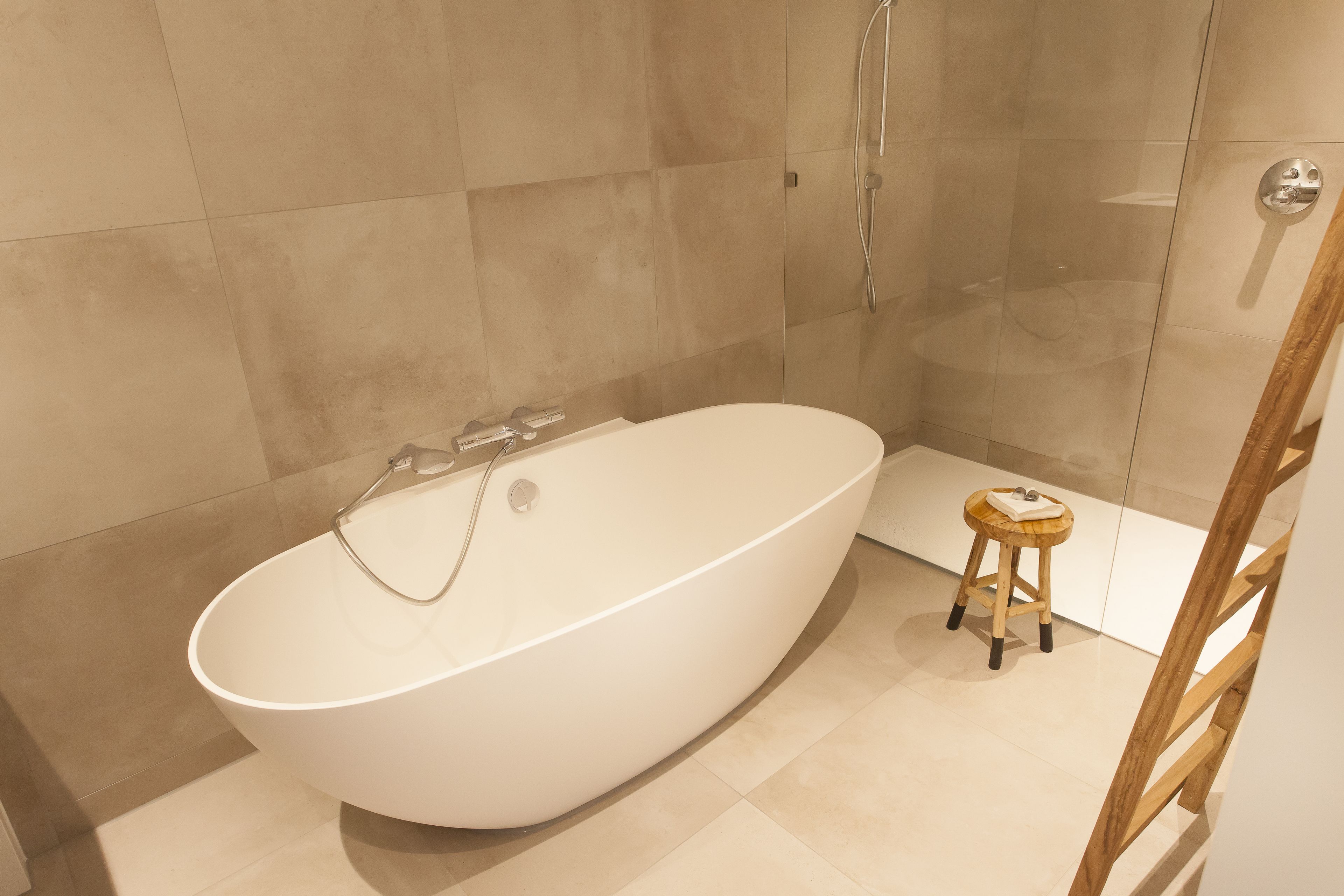 separate bathtub and shower, deep-soaking bathtub