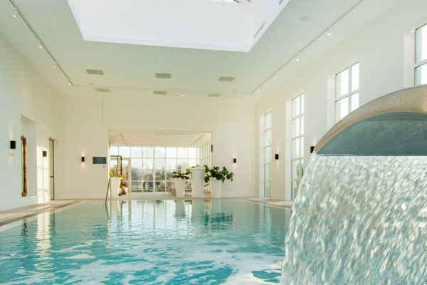 Indoor pool, sun loungers