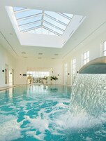 Indoor pool, sun loungers