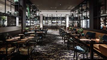 Serveert lunch en diner, internationale gerechten