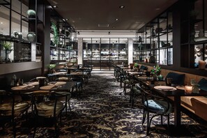 Der serveres frokost og aftensmad