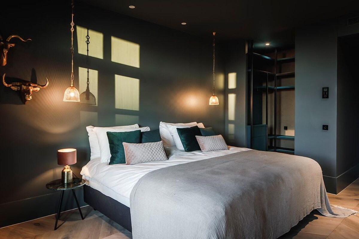 Junior Suite | Hypo-allergenic bedding, in-room safe, desk, laptop workspace