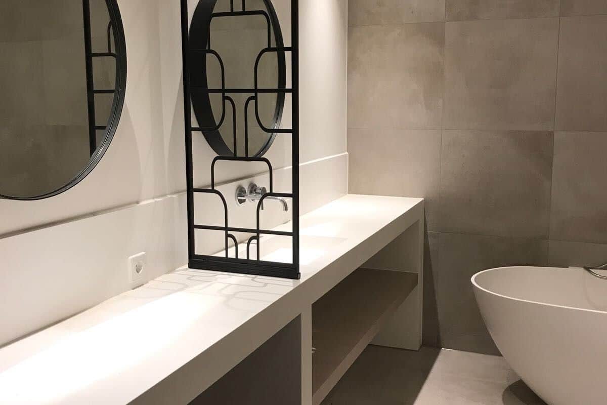 separate bathtub and shower, deep-soaking bathtub