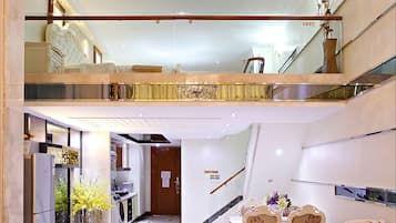 豪華複式大床房 | 起居區 | 40-吋平面電視、有線頻道、電視