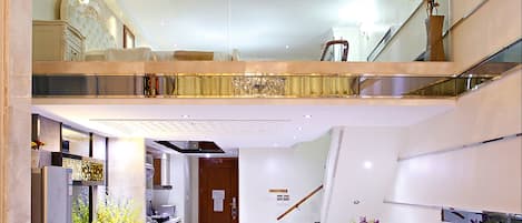 디럭스 로프트, 킹사이즈침대 1개 | 거실 공간 | 케이블 채널 시청이 가능한 40인치 평면 TV, TV