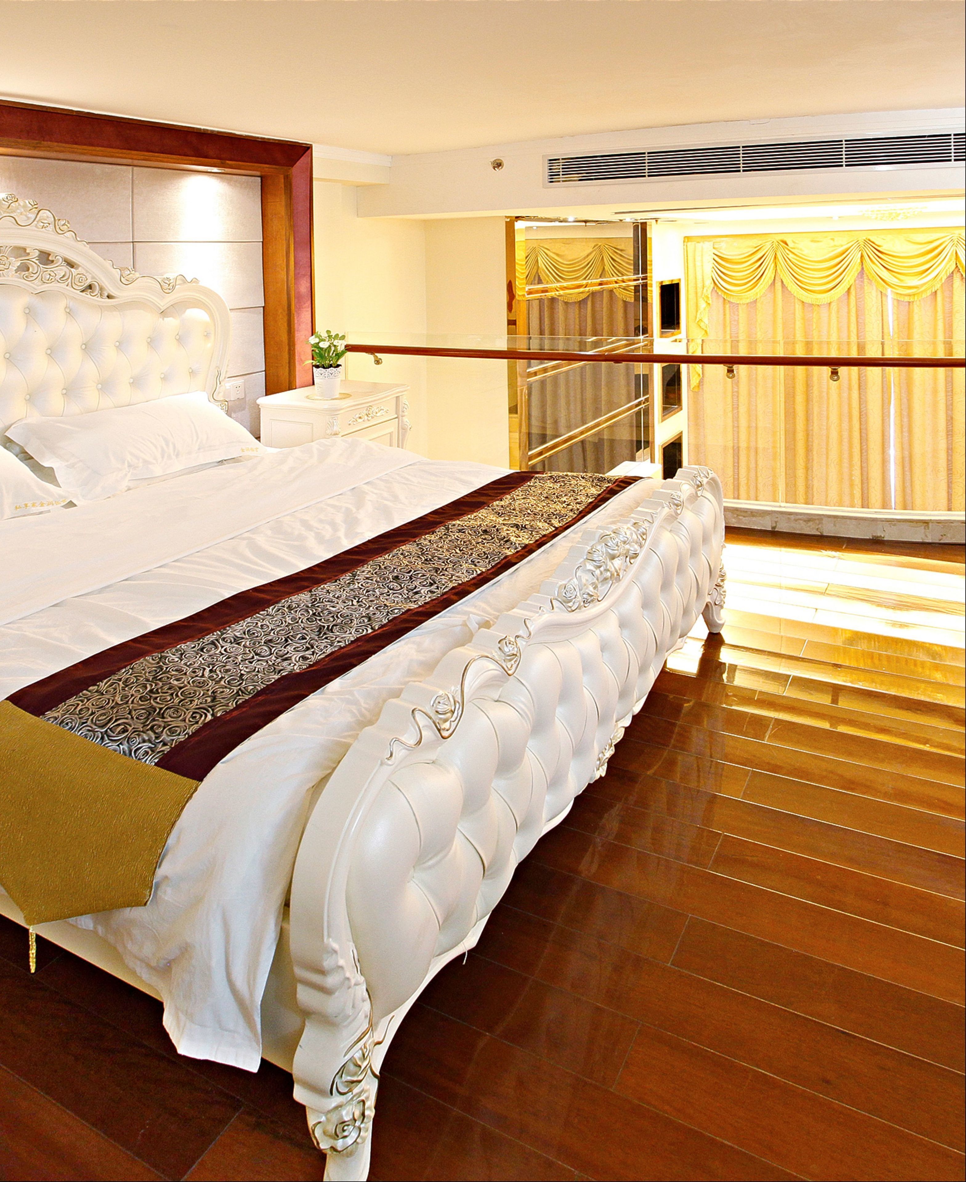 Cofres nos quartos, cortinas blackout, quartos à prova de som