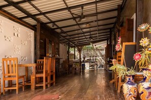 Khu vực ăn uống tại phòng