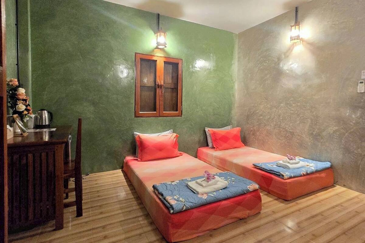 Chambre Standard avec lits jumeaux, salle de bains commune