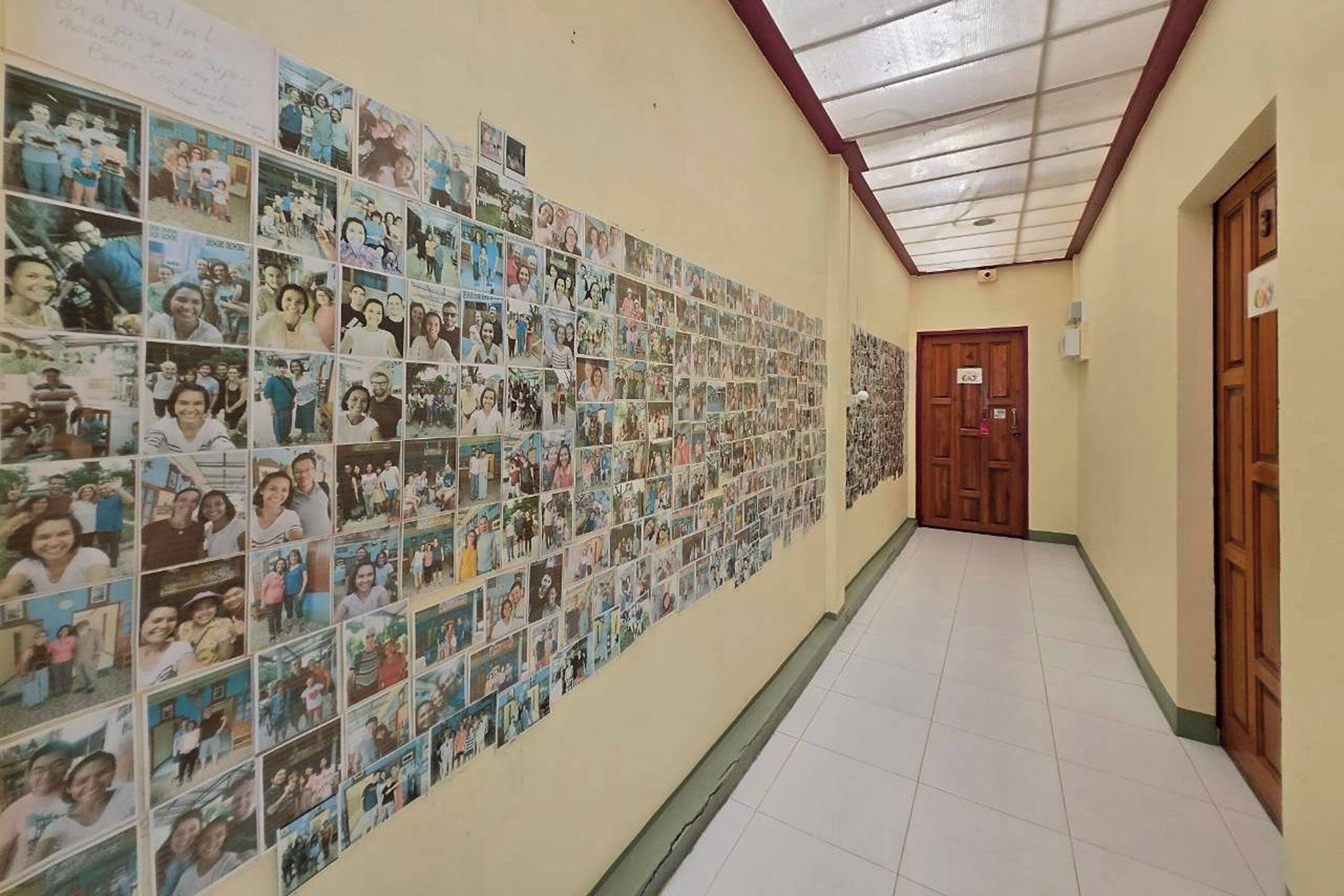 Un pasillo con una pared cubierta de fotografías.
