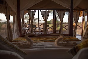 高档床上用品、客房内保险箱、办公桌、折叠床/加床（额外收费）