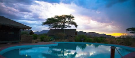 Una piscina al aire libre