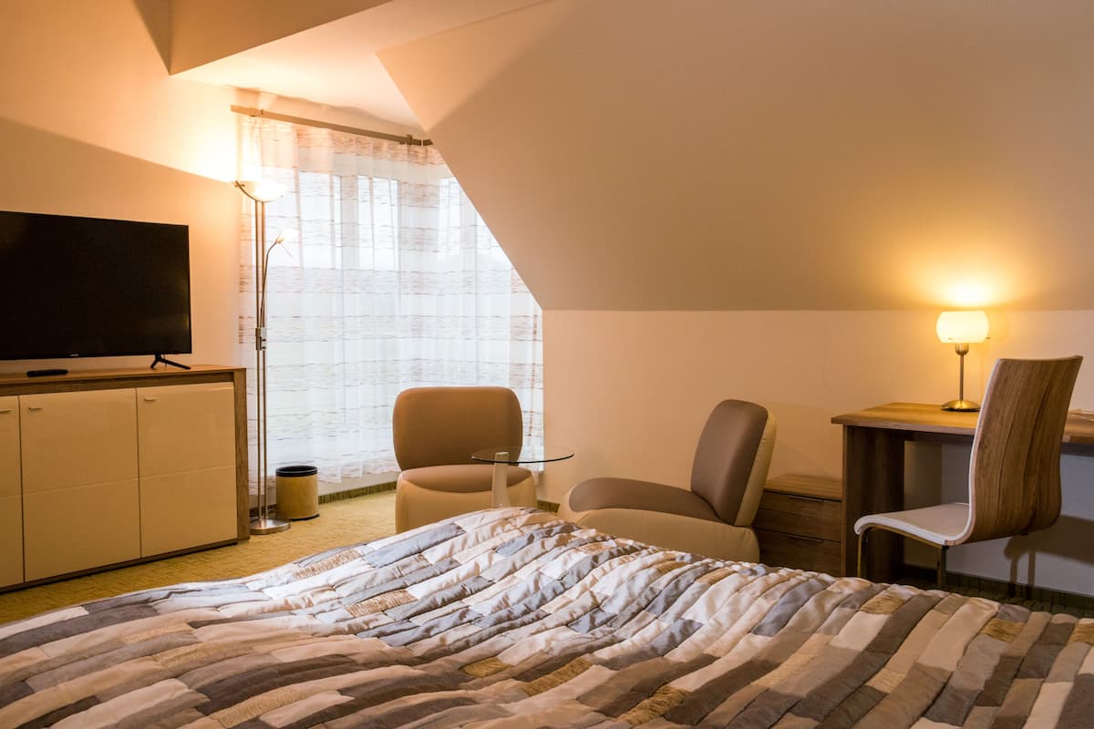 Deluxe-Doppelzimmer | Hochwertige Bettwaren, Minibar, Zimmersafe, Schreibtisch