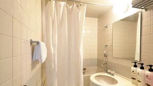 A bathroom with a bathtub, a sink, a toilet, and a mirror. - Hotel Royal Oak Gotanda (Tokyo)