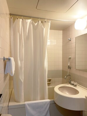 Combined shower/bathtub, free toiletries, hair dryer, slippers - Hotel Royal Oak Gotanda (Tokyo)