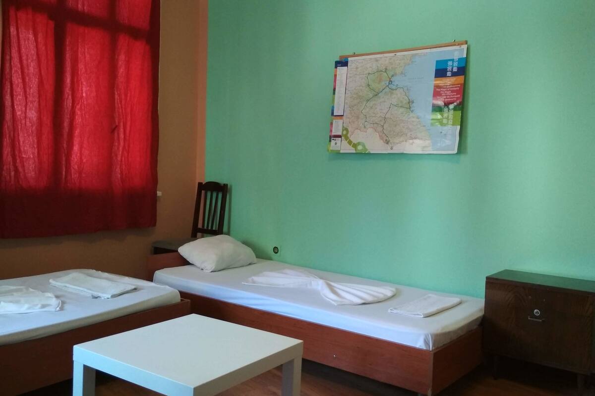 2 beds in Economy Shared Dormitory, Mixed Dorm, City View  | Phòng tắm | Buồng tắm vòi sen, đồ dùng nhà tắm miễn phí, máy sấy tóc, khăn tắm 