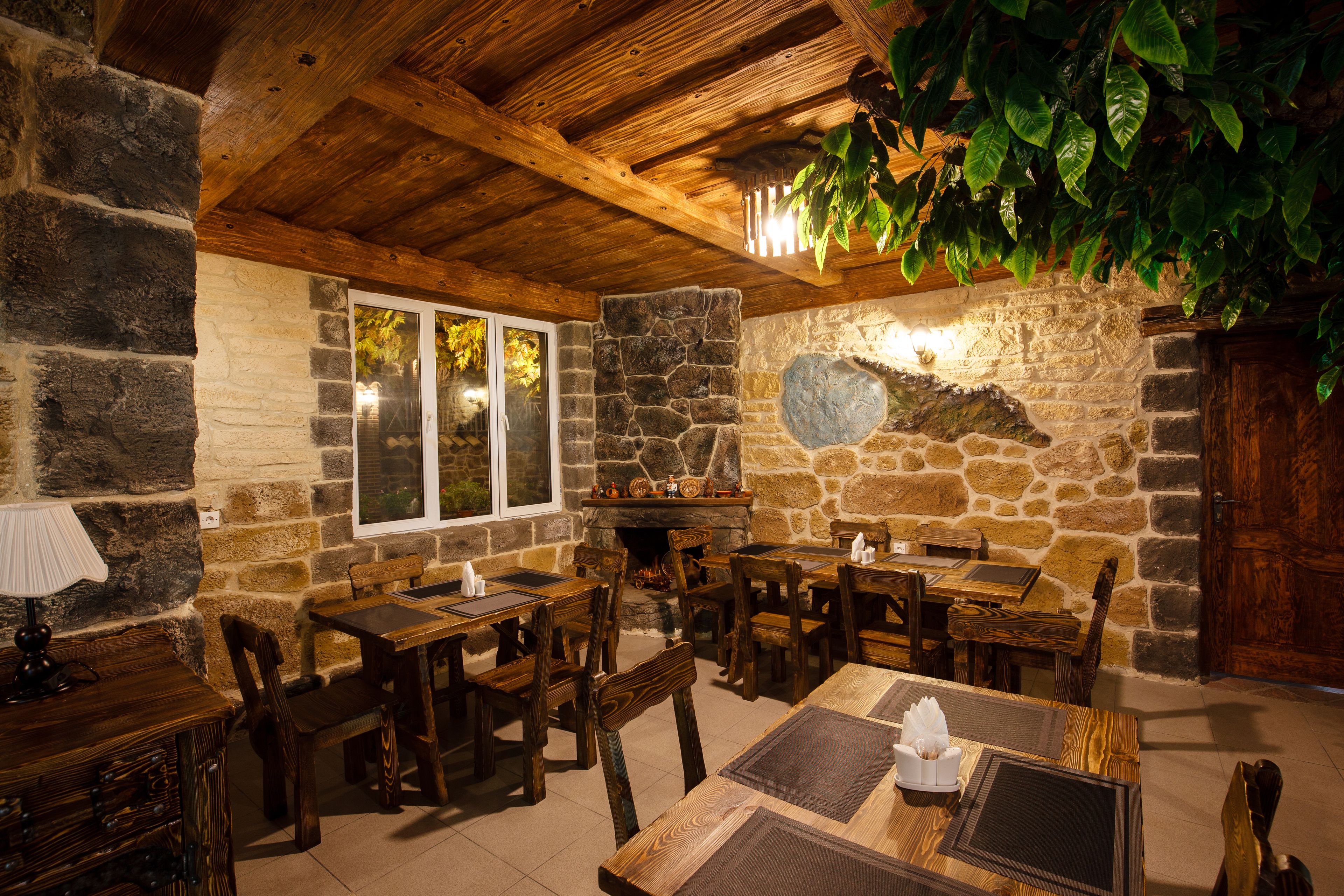 Un coin repas rustique avec des murs en pierre, des meubles en bois et une cheminée.