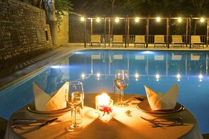 Inomhuspool och utomhuspool