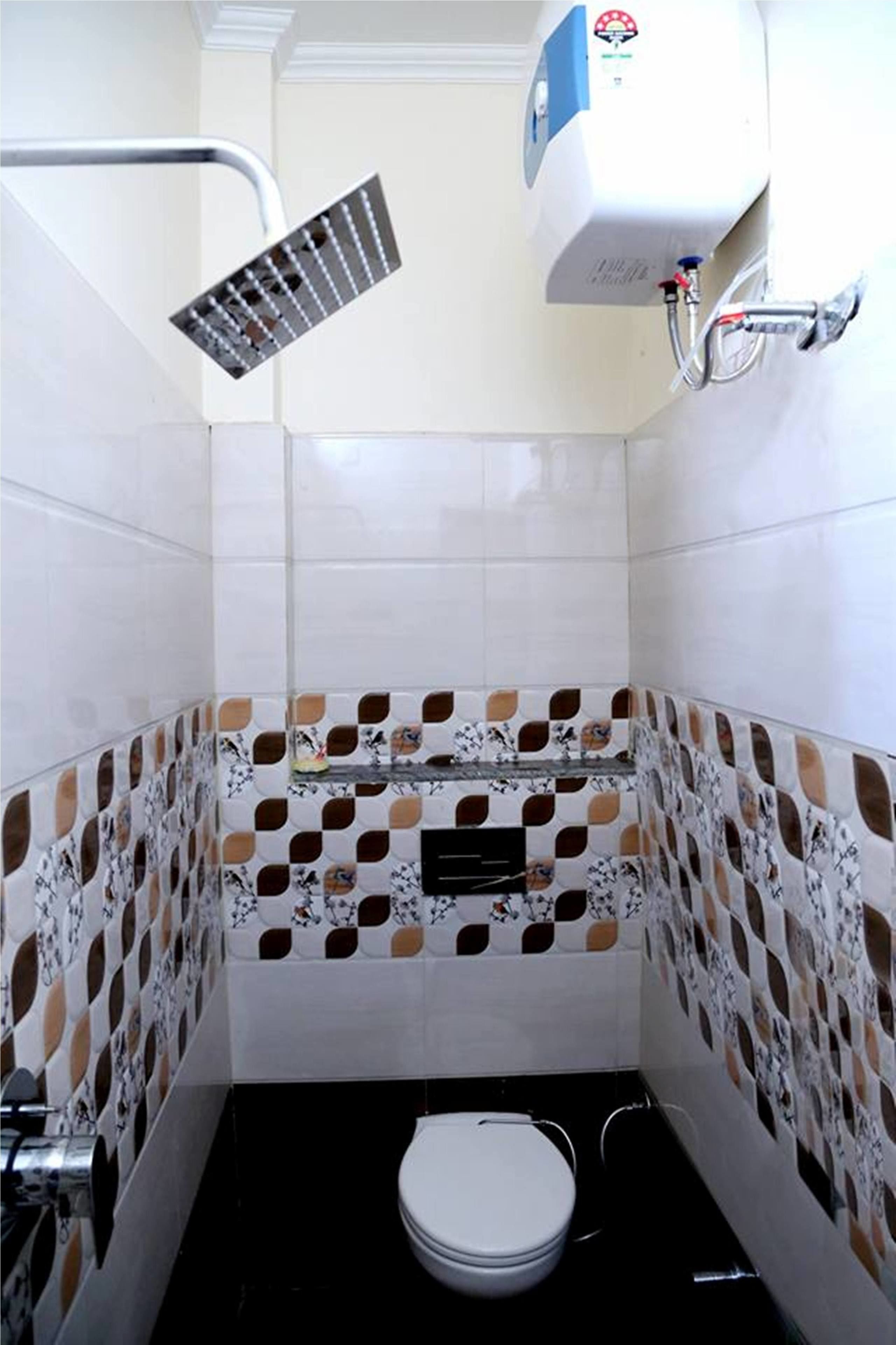 Family Suite | Bathroom | Shower, free toiletries, towels, soap
