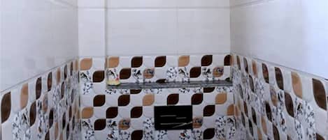 Family Suite | Bathroom | Shower, free toiletries, towels, soap