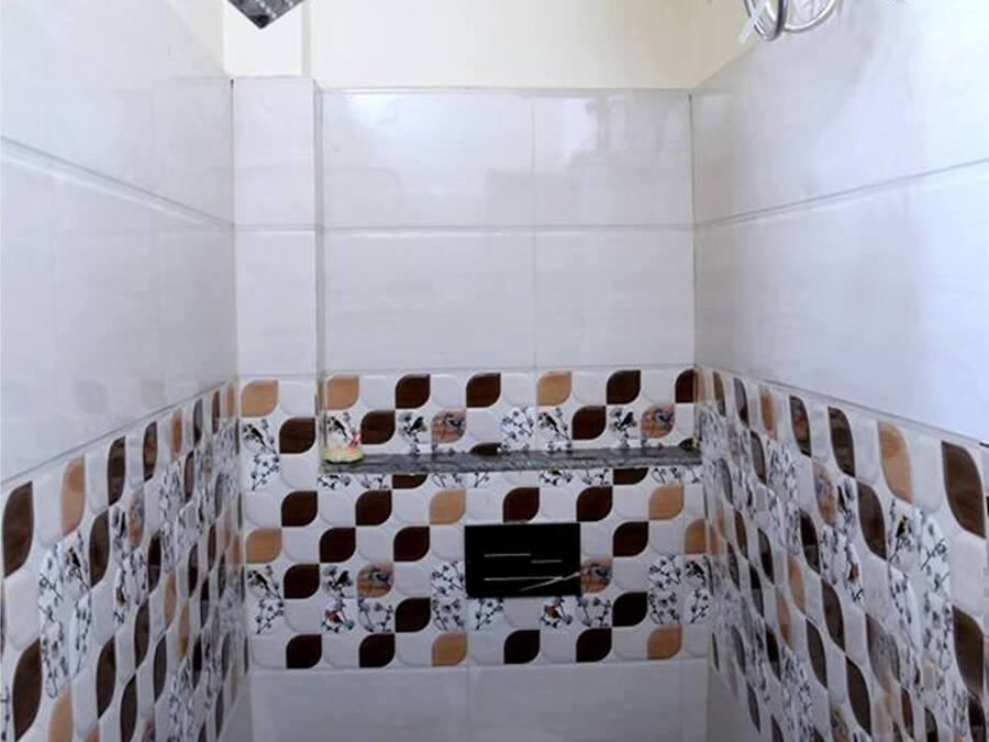 Family Suite | Bathroom | Shower, free toiletries, towels, soap