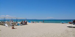 Ubicación a pie de playa, tumbonas, sombrillas y bar en la playa
