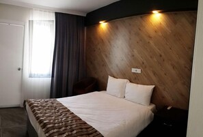 Caja fuerte, tabla de planchar con plancha, cunas gratuitas