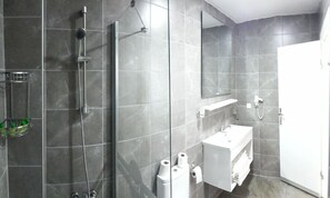 Shower, free toiletries, hair dryer, slippers - Hotel Kum (Eceabat)