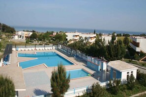 Outdoor pool, pool umbrellas, sun loungers - Hotel Kum (Eceabat)