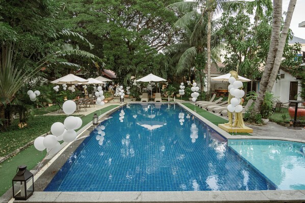 Outdoor pool, sun loungers