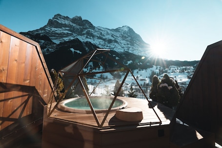 Ropa de cama de alta calidad y caja de seguridad en la habitación