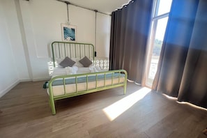 Double Room | Blackout curtains, soundproofing, iron/ironing board, free WiFi