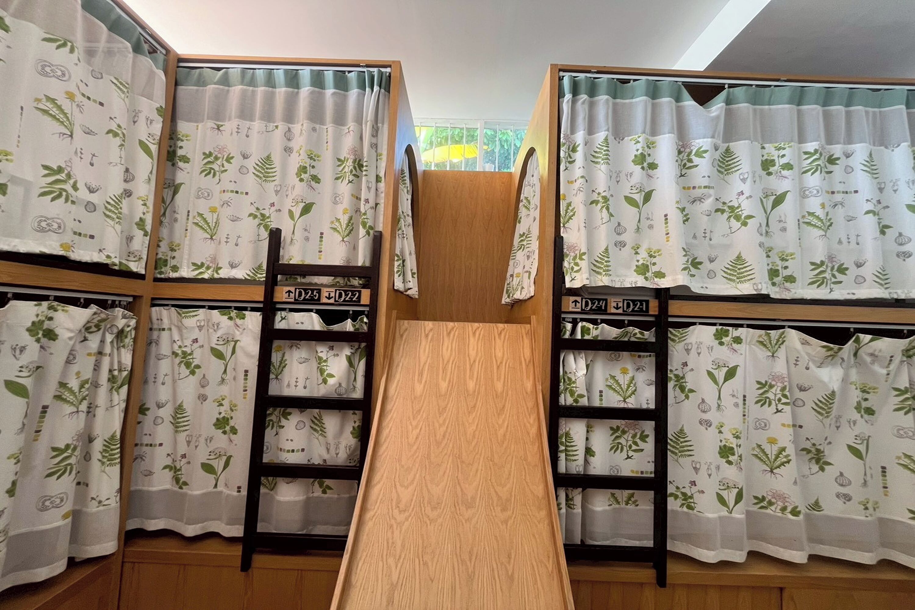 Rideaux occultants, chambres insonorisées, fer et planche à repasser