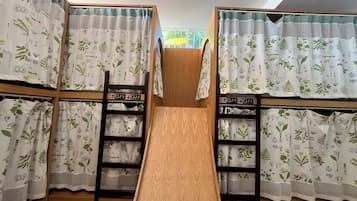 Rideaux occultants, chambres insonorisées, fer et planche à repasser