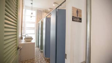 Dormitório compartilhado, em dormitório misto | Banheiro | Chuveiro, produtos de toalete grátis, secador de cabelo