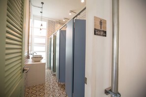 Fælles sovesal - mænd/kvinder | Badeværelse | Bruser, gratis toiletartikler, hårtørrer, håndklæder