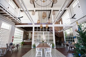 Lobby sitting area - Memmoth Cafe & Hostel in Lampang (Lampang)