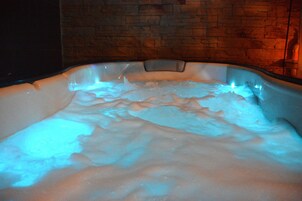 Indoor spa tub