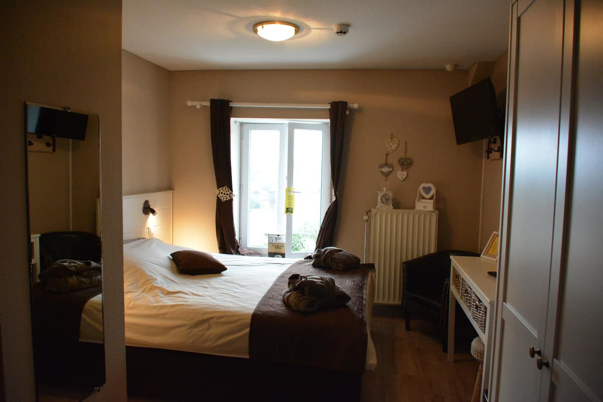 Luxe beddengoed, donzen dekbedden, een minibar, een kluis op de kamer