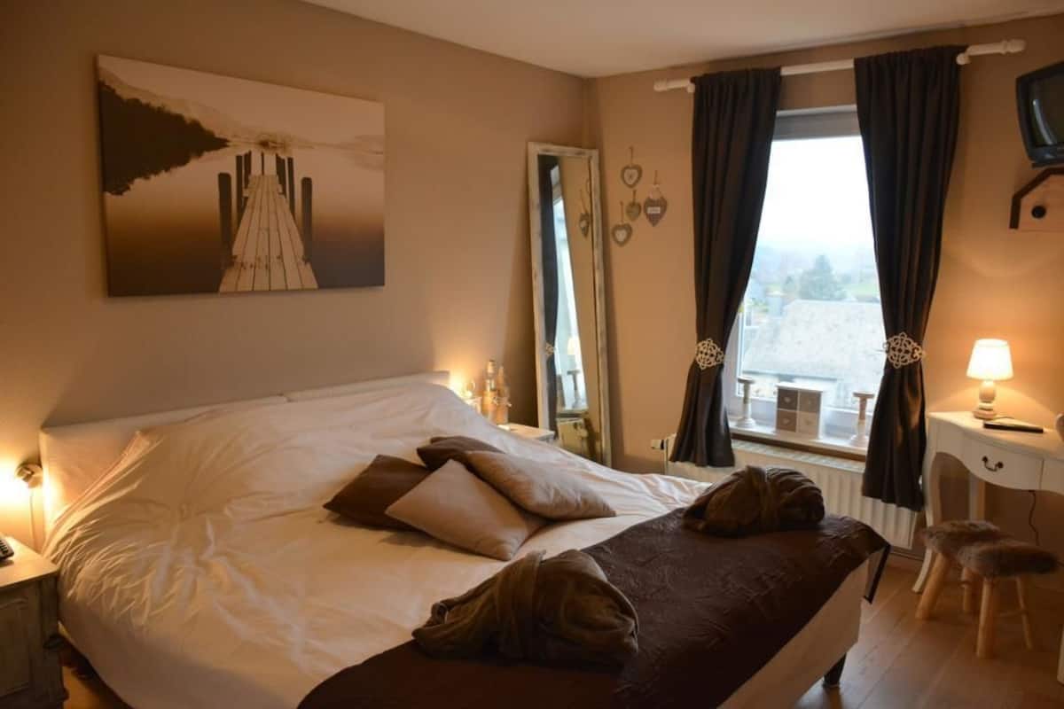 Superior tweepersoonskamer | Luxe beddengoed, donzen dekbedden, een minibar, een kluis op de kamer