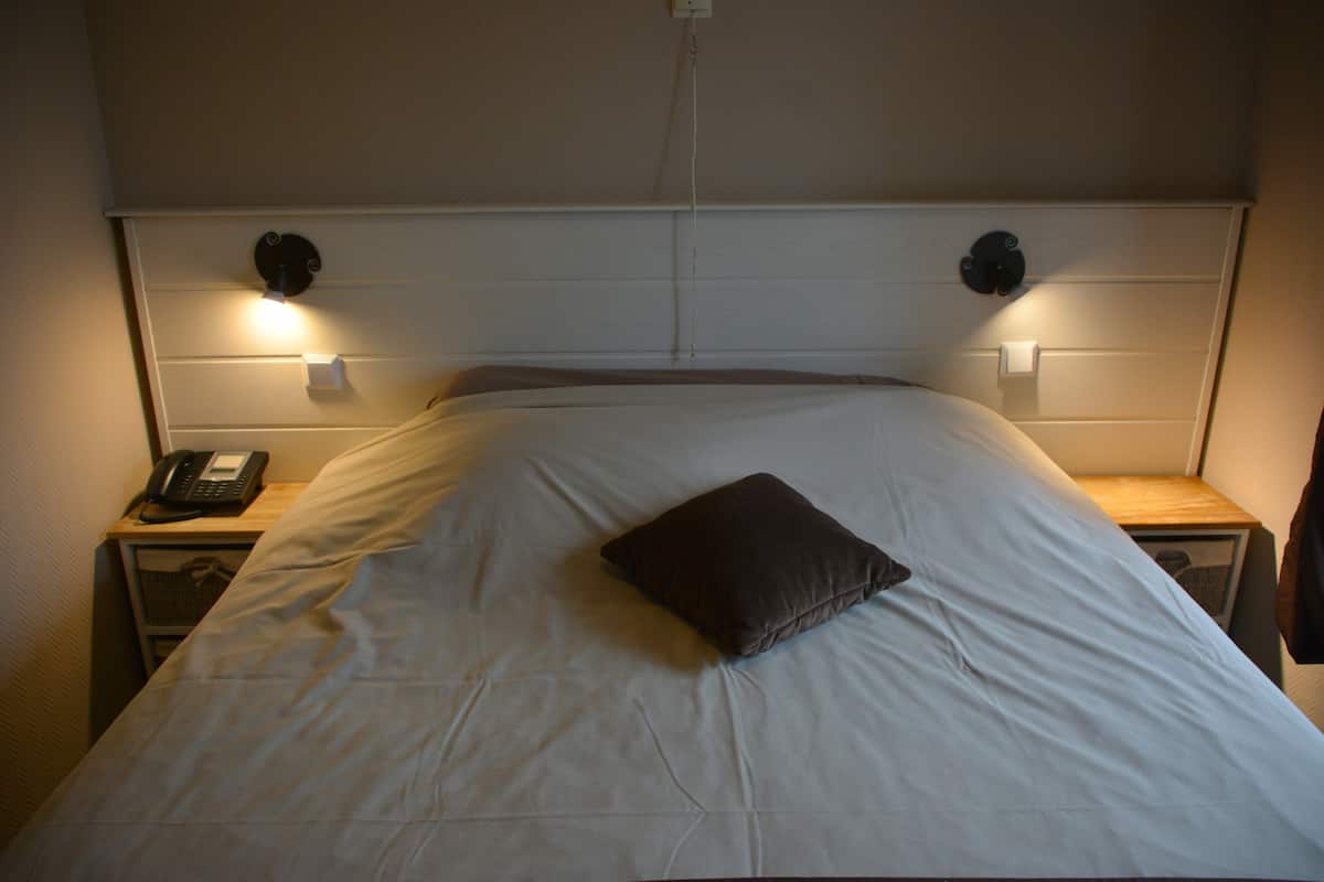 Familiekamer | Luxe beddengoed, donzen dekbedden, een minibar, een kluis op de kamer