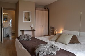 Ropa de cama de alta calidad, cubrecamas y minibar